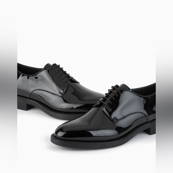 Black Oxford Dress Shoes with Patent Leather Finish and Decorative Broguing